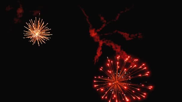 Fuegos artificiales que brillan en el cielo nocturno. Moción lenta en 180 fps. Fuegos artificiales reales con humo — Vídeo de stock