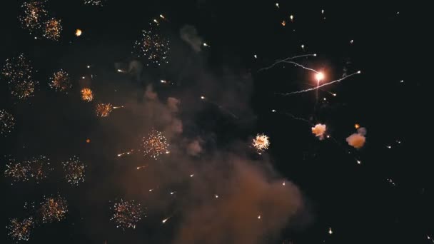 Feux d'artifice clignotant dans le ciel nocturne. Ralenti en 180 ips. Feux d'artifice réels avec fumée — Video