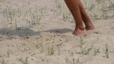 Susuz Adam Sıcak Bir Günde Hot Sand Üzerinde Yürüyüş. Erkek bacakları kuma gider. Yavaş Çekim