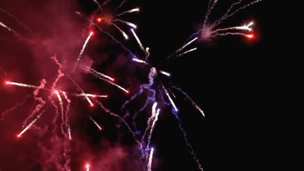 Fuegos artificiales que brillan en el cielo nocturno. Moción lenta en 180 fps. Fuegos artificiales reales con humo — Vídeo de stock