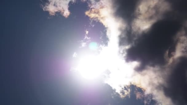 Dramatischer Himmel mit Sonne und Wolken in Echtzeit. Kamerabewegung, um einen Aktionseffekt zu erzielen. — Stockvideo