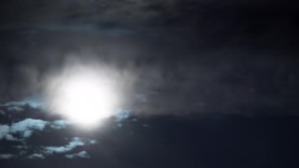 Η πανσέληνος κινείται στον νυχτερινό ουρανό μέσα από σκοτεινά σύννεφα. Timelapse. — Αρχείο Βίντεο