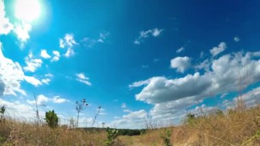 Mavi Gökyüzünde Yol ve Hareketli Bulutlar ile Peyzaj Alanları. Timelapse. İnanılmaz kırsal vadi. Ukrayna