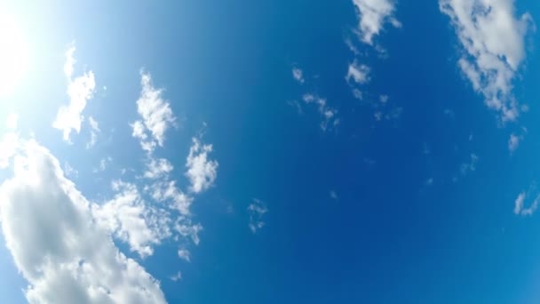 Nuvens se movem suavemente no céu azul com efeito Fisheye. Prazo de validade — Vídeo de Stock