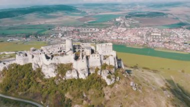 Spissky Hrad'ın havadan görünümü. Slovakya. Tepedeki Taş Kale Harabeleri