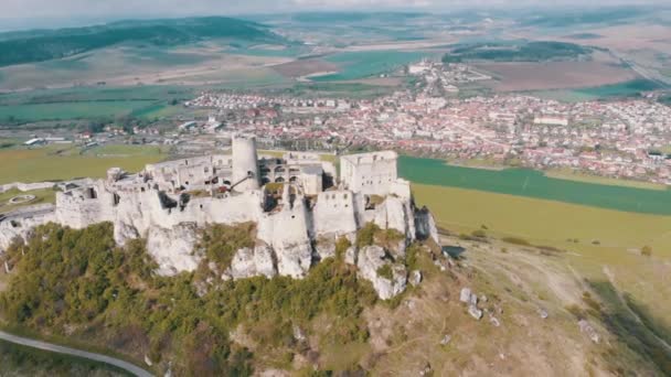 スピスキー・フラッドの航空写真。スロバキア。丘の上の石の城の遺跡 — ストック動画