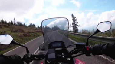 Slovakya 'da güzel bir peyzaj dağ yolunda motosikletçi geziyor. Serpentine Yolu