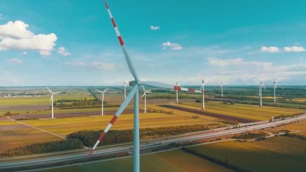 Vista aérea de la granja de aerogeneradores en campo. Austria. Vista del dron sobre la producción de energía — Vídeo de stock