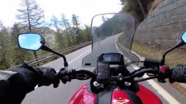 Snowy İsviçre Alpleri yakınlarındaki Güzel Manzara Dağ Yolu Üzerinde Motosikletli Rides