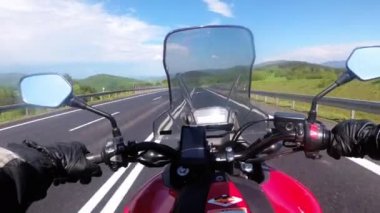 Boş Otobanda Motosikletli Biniyor. Motosiklet tekerleğinin arkasından görüntüle. Pov