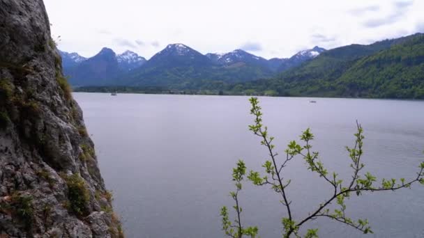 Vistas panorámicas de un lago de montaña, acantilados y picos de montaña cubiertos de nieve. Austria — Vídeo de stock