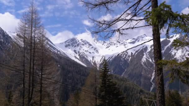 Vista panorámica de los picos nevados de montaña en los Alpes suizos — Vídeos de Stock