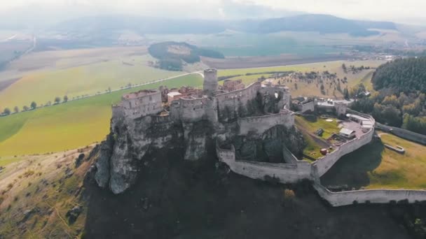Widok z lotu ptaka na spiski hrad. Słowacja. Ruiny kamiennego zamku na wzgórzu — Wideo stockowe