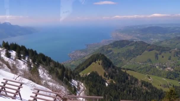 雪山の歯車列車。急な山の列車は上り坂を運転します。スイス、アルプス — ストック動画