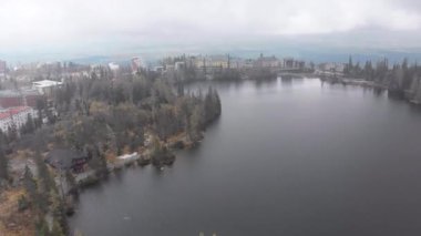 Strbske Pleso, Slovakya'nın havadan görünümü. Bulutlarda Dağ Gölü ve Karlı Tatras Dağları