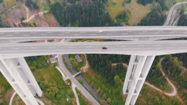 Dağlarda Trafik ile Beton Sütunlar Üzerinde Karayolu Viyadüğü Havadan Görünümü