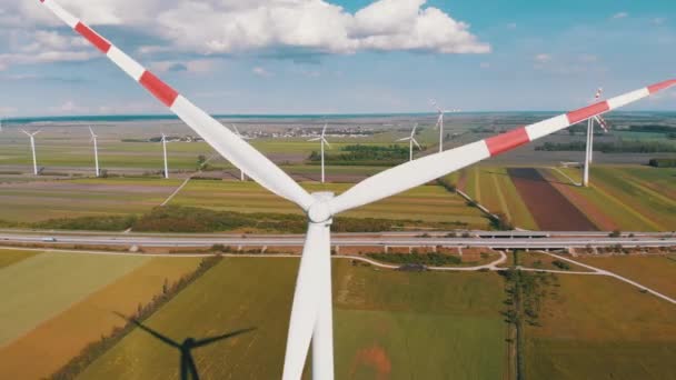 Tarladaki Rüzgar Türbinleri Çiftliği 'nin hava görüntüsü. Avusturya. Enerji Üretiminde Drone görünümü — Stok video