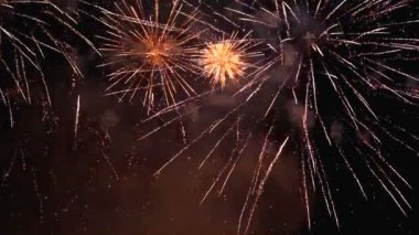 Gece Gökyüzünde Havai Fişekler Parlıyor. 180 fps yavaş hareket. Duman ile Gerçek Havai Fişek