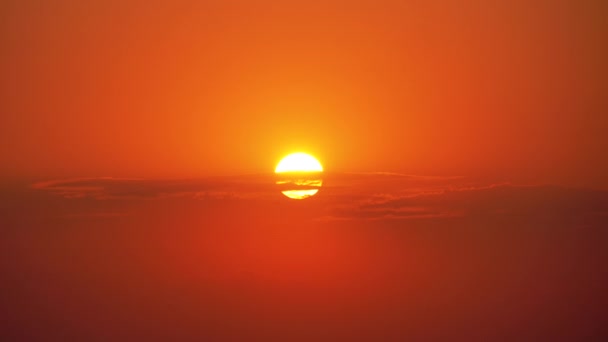 Ηλιοβασίλεμα μέσα από τα σύννεφα στον Ερυθρό ουρανό. — Αρχείο Βίντεο