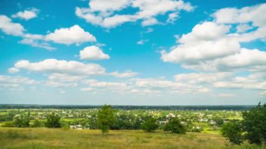 Mavi Gökyüzünde Peyzaj Alanları ve Hareketli Bulutlar. Timelapse. İnanılmaz kırsal vadi. Ukrayna