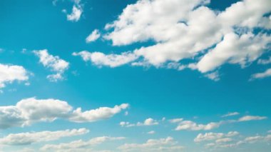 Bulutlar Mavi Gök 'te pürüzsüz hareket eder. Zaman Uygulaması