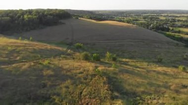 Kırsal, Yeşil Vadi, Köy Skyline Yeşil Alanlar ve Hills Havadan görünümü