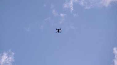 Havada Uçan Bulutlarla Mavi GökyüzüNün Arka Planı Üzerine Bir Drone Silueti