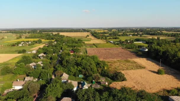 4K Vista aérea do Campo e Pequena Vila com Campos Verdes e Prados — Vídeo de Stock