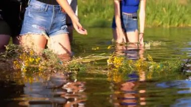 Ivan Kupala'nın kutlaması. Kızlar ve kadınlar suya çelenk koyarlar. Halk geleneği