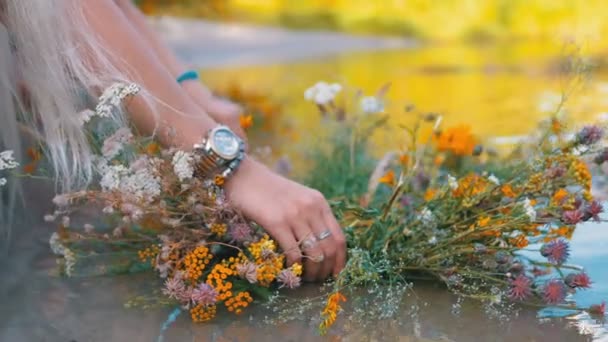 Celebration of Ivan Kupala. Girls and women lay wreaths on the water. Folk tradition — Stock Video