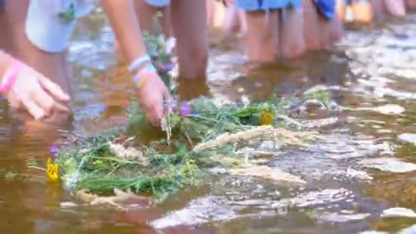庆祝伊万·库帕拉女孩和妇女在水面上敬献花圈。民间传统 — 图库视频影像