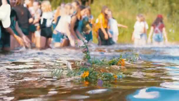 Viering van Ivan Kupala. Meisjes en vrouwen leggen kransen op het water. Folk traditie — Stockvideo