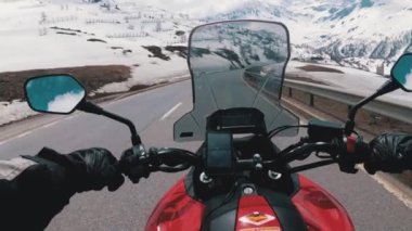 Motosikletçi İsviçre Alpleri yakınlarındaki Güzel Manzara Karlı Dağ Yolu 'nda