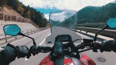 Snowy İsviçre Alpleri yakınlarındaki Güzel Manzara Dağ Yolu Üzerinde Motosikletli Rides