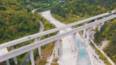 Dağlarda Beton Sütunlar Üzerinde Beton Karayolu Viyadüğü Havadan Görünümü