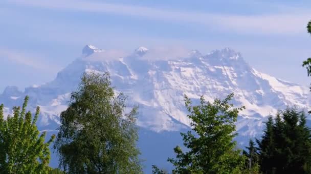 Vackert landskap av de snöiga topparna av de alpina bergen i Schweiz — Stockvideo