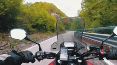 İtalya'da Güzel Bir Manzara Dağ Yolu Üzerinde Motosiklet Rides Motosikletli