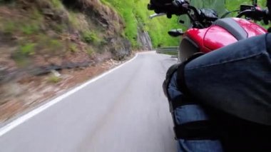 İtalya'da Scenic Mountain Curve Road boyunca Motosikletli Rides. Yan görünüm. Pov.