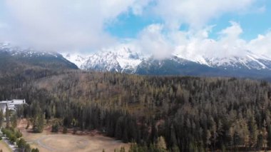 Yüksek Tatras Dağları Strbske Pleso Resort Havadan Drone görünümü. Slovakya
