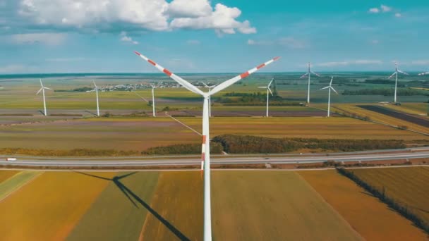 Veduta aerea di Wind Turbines Farm in Field. Austria. Veduta drone sulla produzione di energia — Video Stock