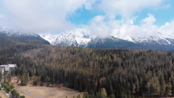 Vista aérea Drone de Strbske Pleso Resort en las altas montañas de Tatras. Países Bajos — Vídeos de Stock