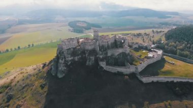 Spis Kalesi'nde havadan drone görünümü. Slovakya. Antik Kale, Spissky Hrad.