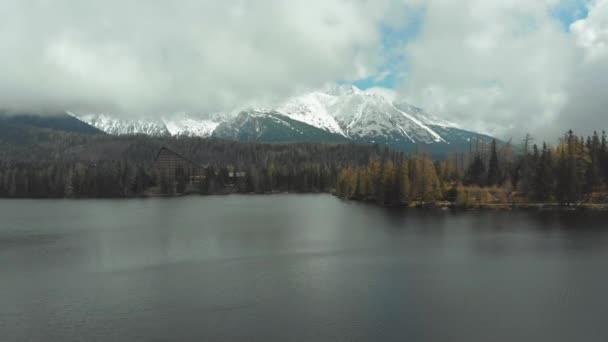 Vista aérea de Strbske Pleso en las nubes y las montañas nevadas. Países Bajos — Vídeos de Stock