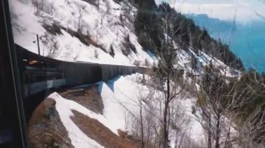 Karlı Dağlarda Cogwheel Tren. Steep Mountains Driving Uphill tren. İsviçre, Alpler