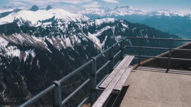 İsviçre Alpleri'ndeki Karlı Tepeler'e Yüksek Dağ'dan panoramik manzara... Rochers-de-Naye.