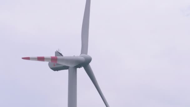 Turbinas de viento contra el cielo azul. Austria . — Vídeos de Stock