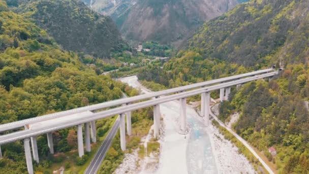 Luchtfoto van de betonnen snelweg viaduct op betonnen pilaren in de bergen — Stockvideo