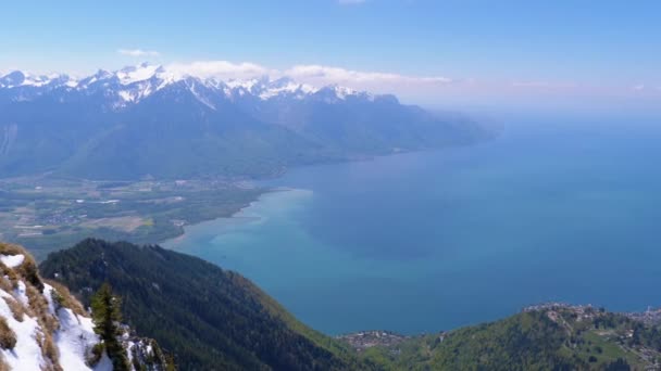 ジュネーブ湖のロシェル・デ・ネーの頂上からのパノラマビュー、モントルー、スイス — ストック動画