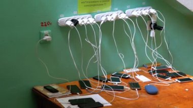 Birçok Akıllı Telefon ve Cep Telefonları Masada Şarj