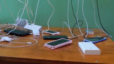 Birçok Akıllı Telefon ve Cep Telefonları Masada Şarj